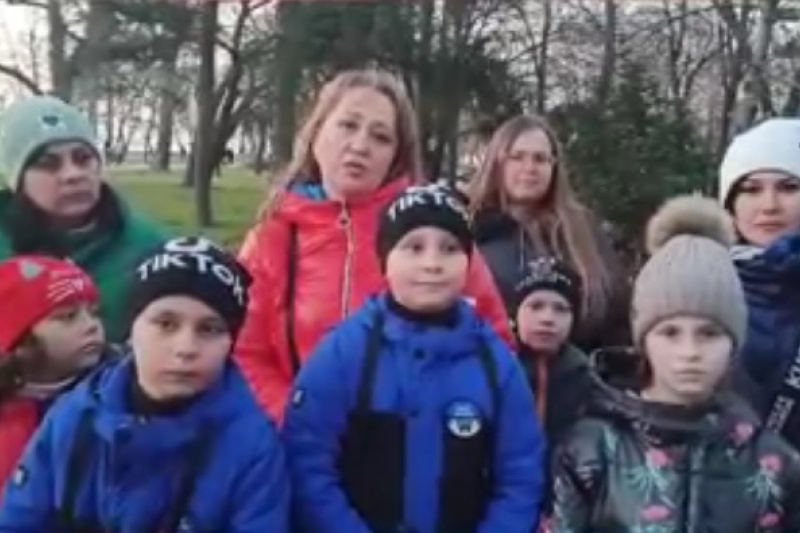 Люди у відчаї: батьки кременчуцьких школярів записали відеозвернення до Зеленського