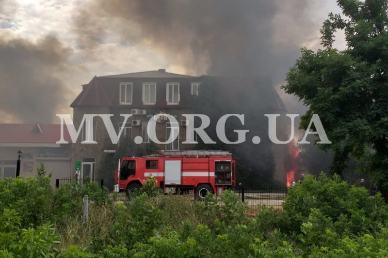 Черные клубы дыма: в Запорожской области загорелся отель