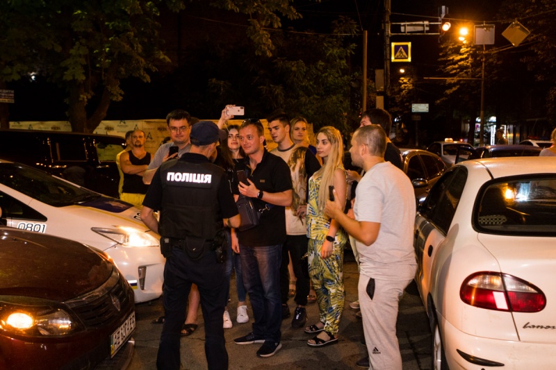 В Днепре активисты заблокировали полицейский Prius и нацепили на него презерватив