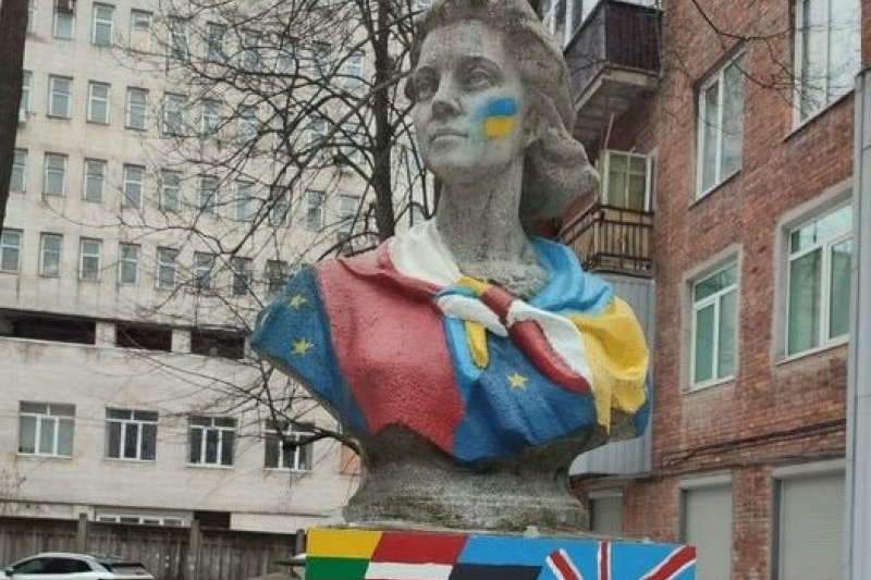 В Харькове нацисты поглумились над памятником харьковской героине-подпольщице Галине Никитиной