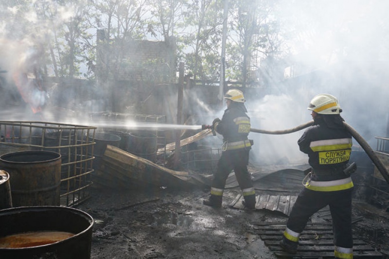 В Днепре на территории складов горели цистерны: пожар тушили 10 спасателей