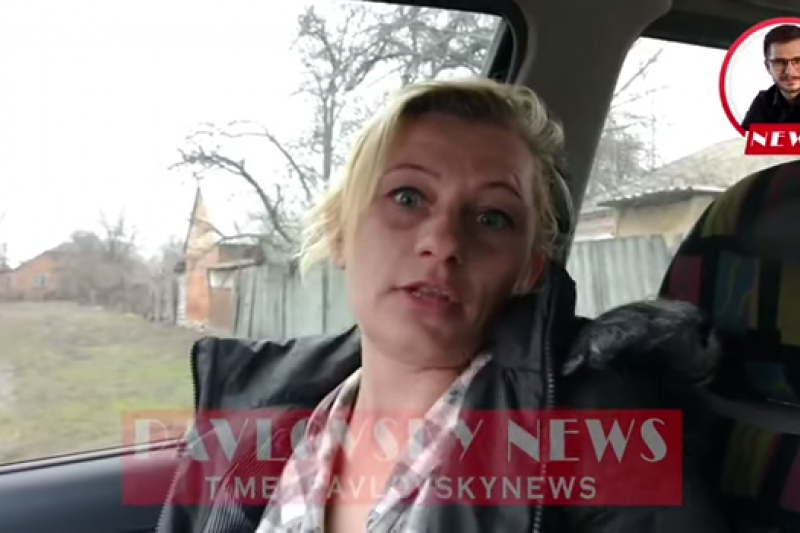 "Не соромно": жінка з Нових Санжар розповіла, чому закидувала камінням евакуйованих з Китаю українців