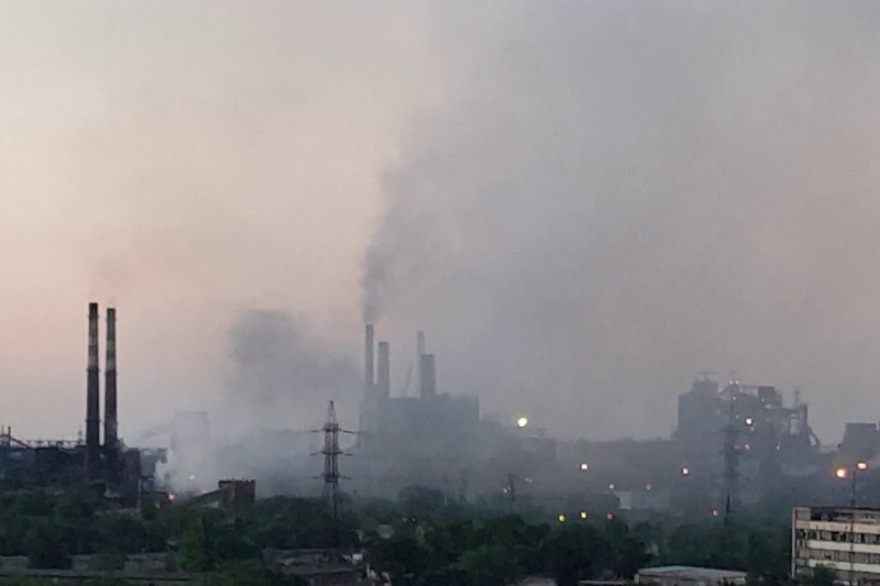 Работника, который на видео снял вредные выбросы “Запорожстали”, принадлежащей  Ринату Ахметову, уволили
