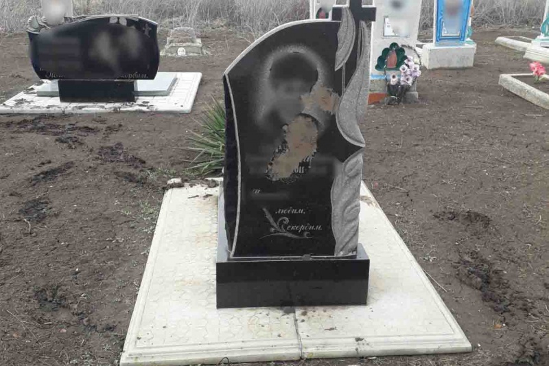 В Запорожской области вандалы измазали грязью надгробные памятники