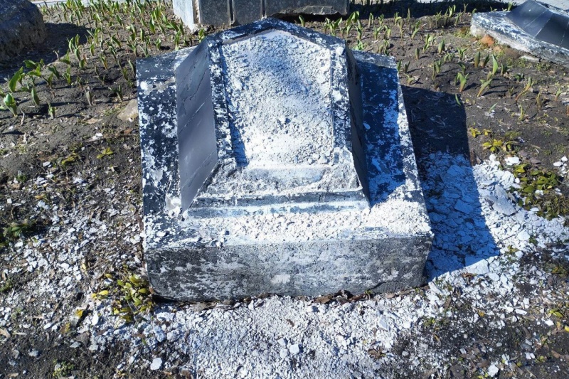 В Чернигове разрушили плиту на могиле красноармейцев-щорсовцев