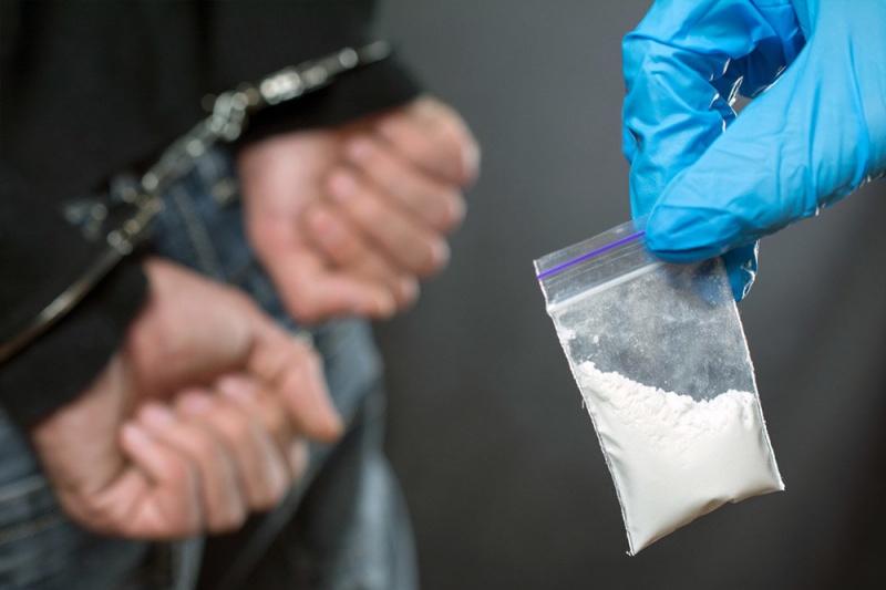 В Запорожской области полицейский продавал наркотики из вещественных доказательств