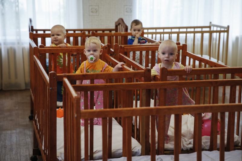 В Украине закрывают детские дома: что будет с сиротами?