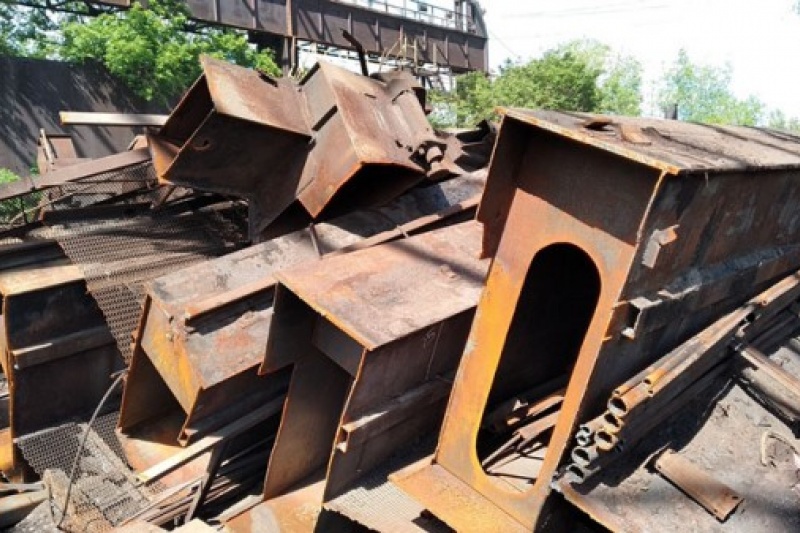 Реконструкция или все под нож: Петровка продает тысячи тонн металлолома и поликлинику