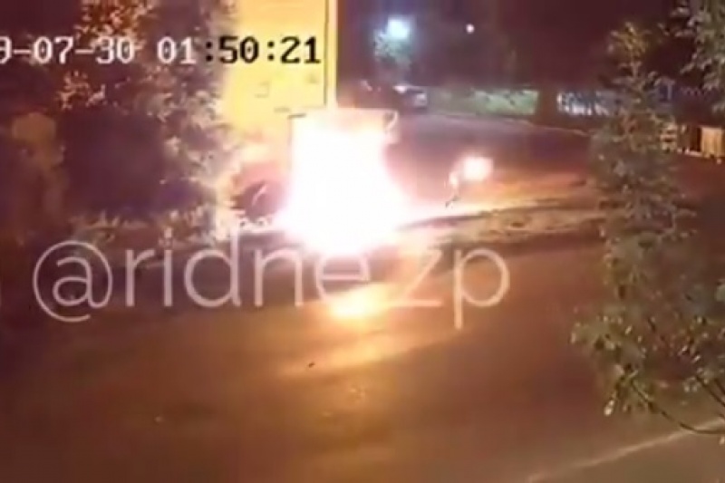 В Запорожье поджигатель авто едва сам не сгорел