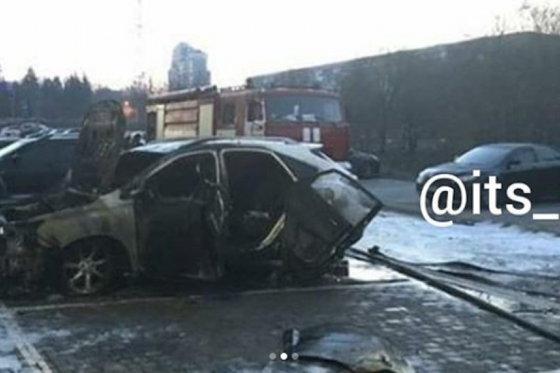 В центре Запорожья на закрытой парковке сгорел "Лексус"
