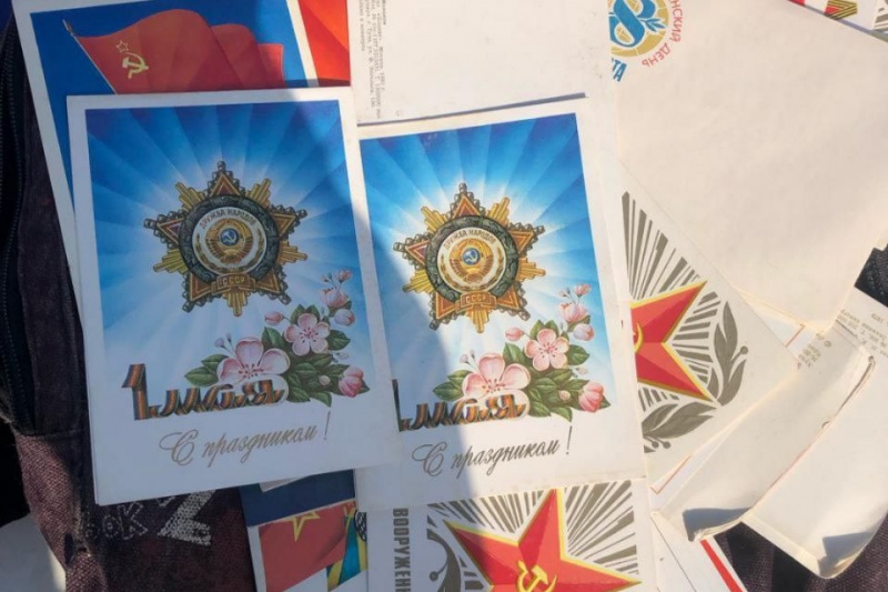 В Одессе задержали парня за то, что он держал в руках открытки времён СССР