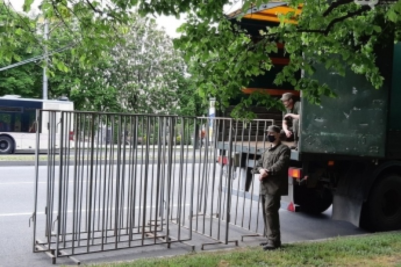Во избежание провокаций 9 мая в центре Запорожья устанавливают металлический забор