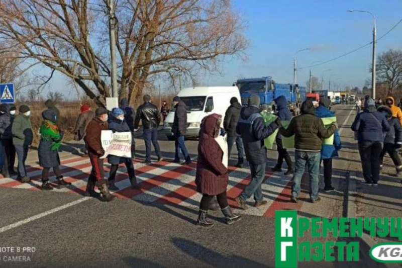 Мешканці Пришибської громади, протестуючи, перекрили Полтавську трасу