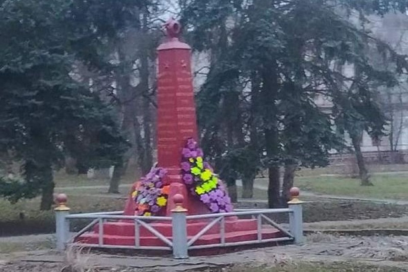 В Изюме горожане возложили цветы к памятнику «Борцам за власть Советов» - заукраинцы призывают к расправе над ними