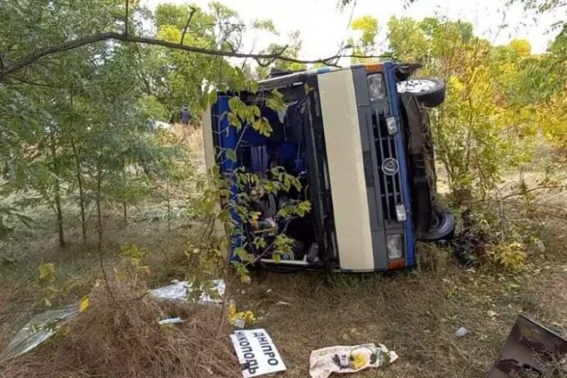 Маршрутка Запорожье-Никополь слетела с дороги и перевернулась: пострадали пассажиры