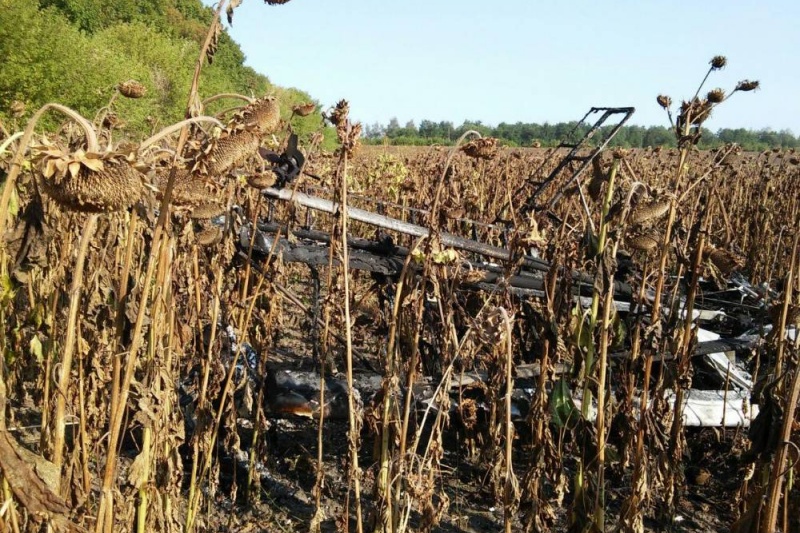 В Сумской области в поле упал легкомоторный самолет