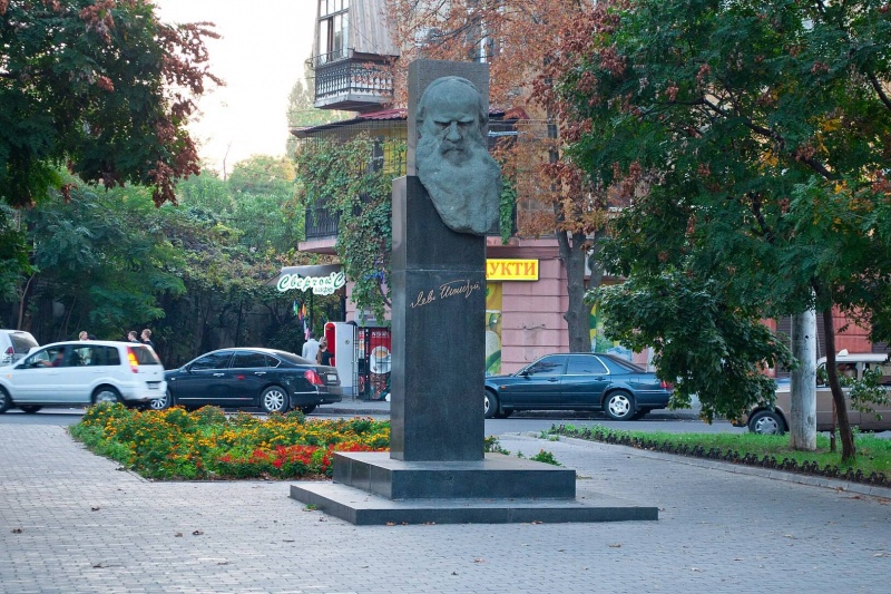 Жители Одессы проголосовали против переименования площади Льва Толстого