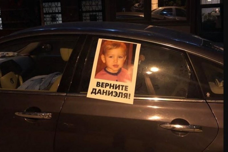 Мать малыша, которого украли в Запорожье, уже несколько дней живет под стенами посольства Дании в Украине