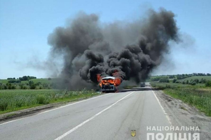 Под Полтавой пассажирский автобус сгорел на ходу