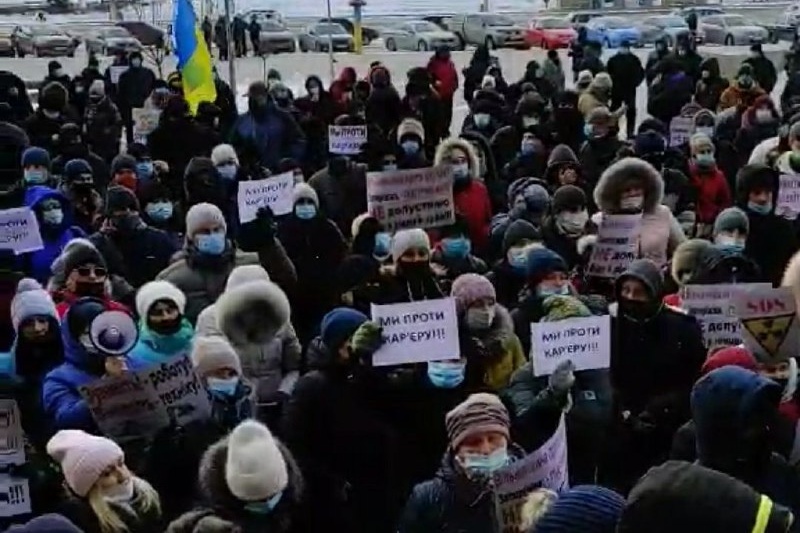 Старух вышел к сотням вольнянцев, протестующим у здания ЗОГА