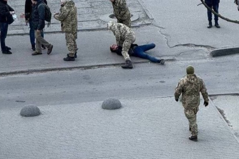Днепропетровск. Военный прокурор рассекает на авто за три миллиона, а нищим заламывают руки и отправляют на мясо