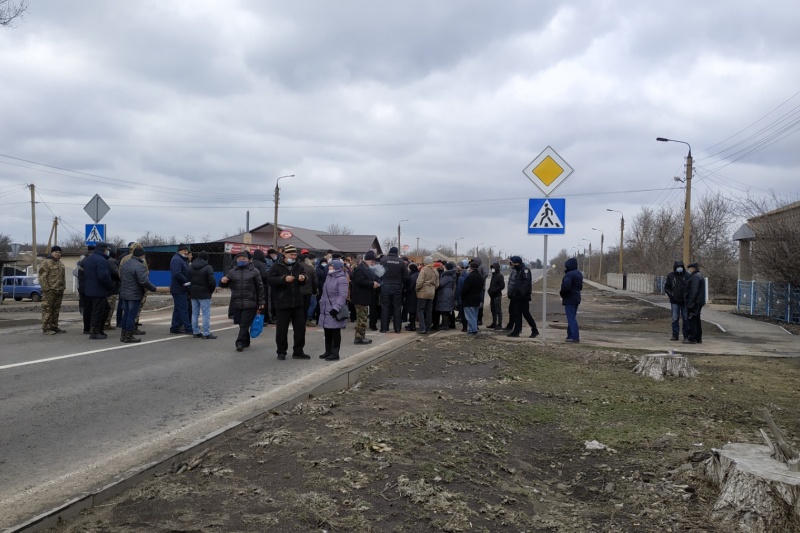 Нікому не віддадуть свою землю: селяни перекрили трасу у Запорізькій області