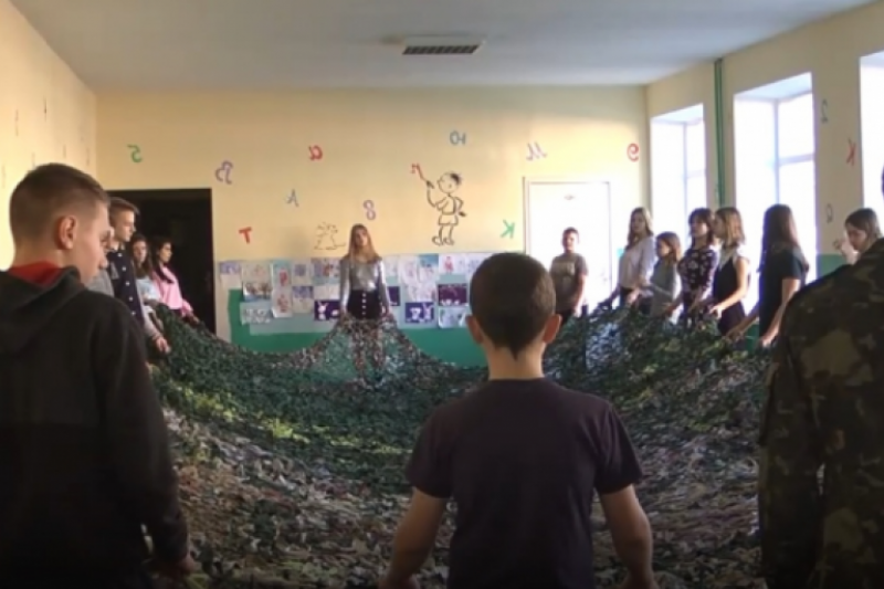 У Миргороді діти плетуть маскувальні сітки для військових