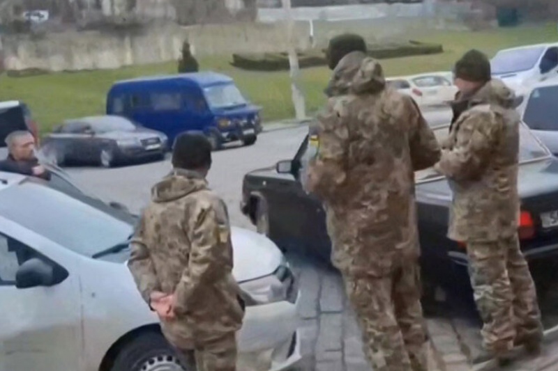 В Киеве мужчина напал на военкоматчиков, его задержала полиция