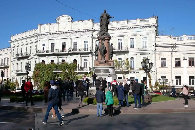 В Одессе толпа вандалов под прикрытием местной власти хочет разрушить историческое наследие города