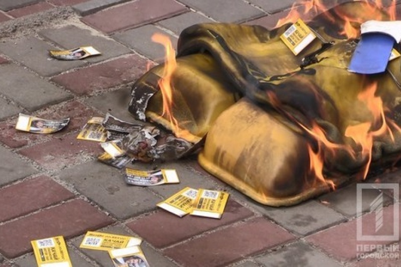 Ритуальное сожжение: в Кривом Роге таксисты протестовали под офисом одной из служб-перевозчика