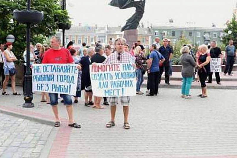 В Бердянске вышли на митинг продавцы рынка, из-за которого пострадали 19 человек