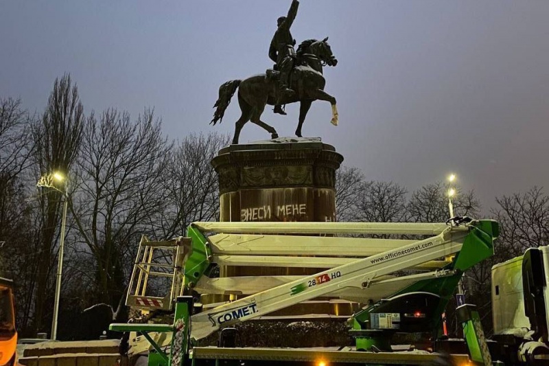 В Киеве власти снесли памятник легендарному комдиву Красной Армии Николаю Щорсу
