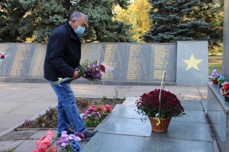 В Запорожье братская могила участников Второй мировой страдает от нашествия вандалов