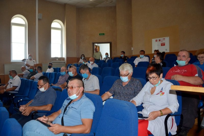 В Запорожской области несколько депутатов покинули сессию и медики остались без доплат
