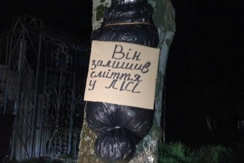 Новомосковские активисты развешивают на деревьях «трупы» тех, кто сорит в лесу