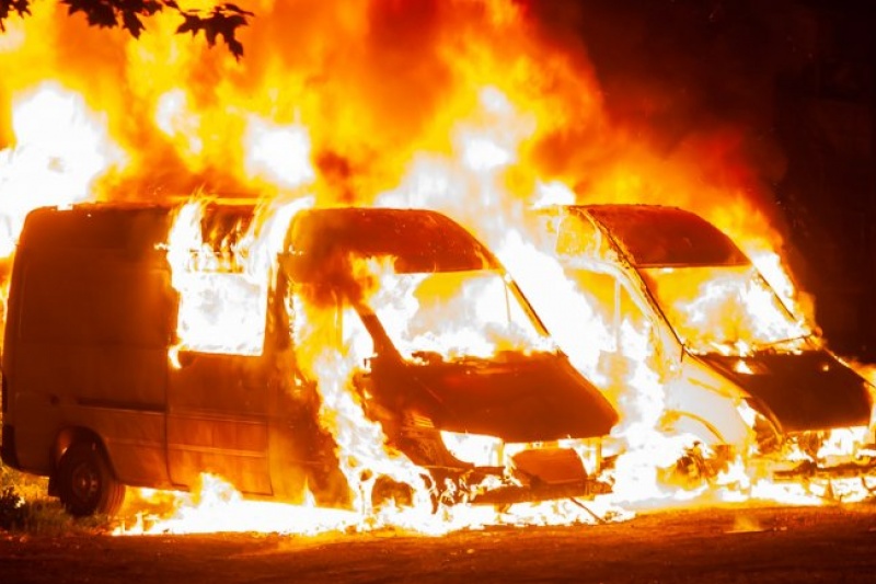 В Днепре ночью сгорели два микроавтобуса