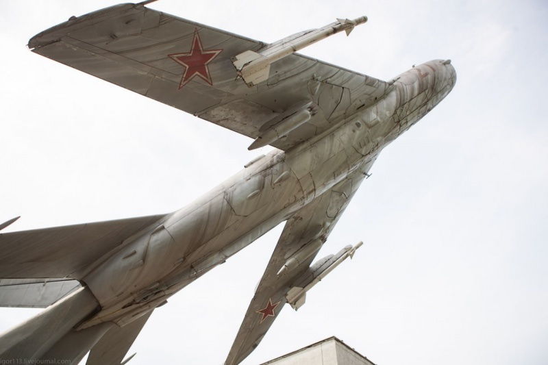 В Киеве снесли памятник советскому самолёту