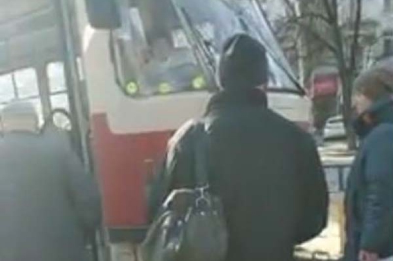Пенсионеры Каменского блокировали трамвай в центре города
