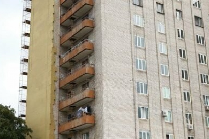В общежитии ЗНУ с 9 этажа упал и разбился насмерть строитель