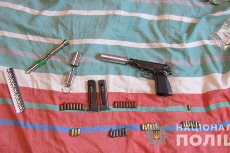 Житель города Запорожской области организовал в своей квартире склад оружия