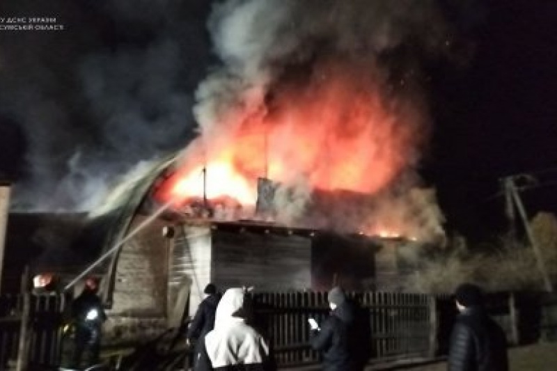 В Ахтырке спасатели 8 часов тушили масштабный пожар складского помещения