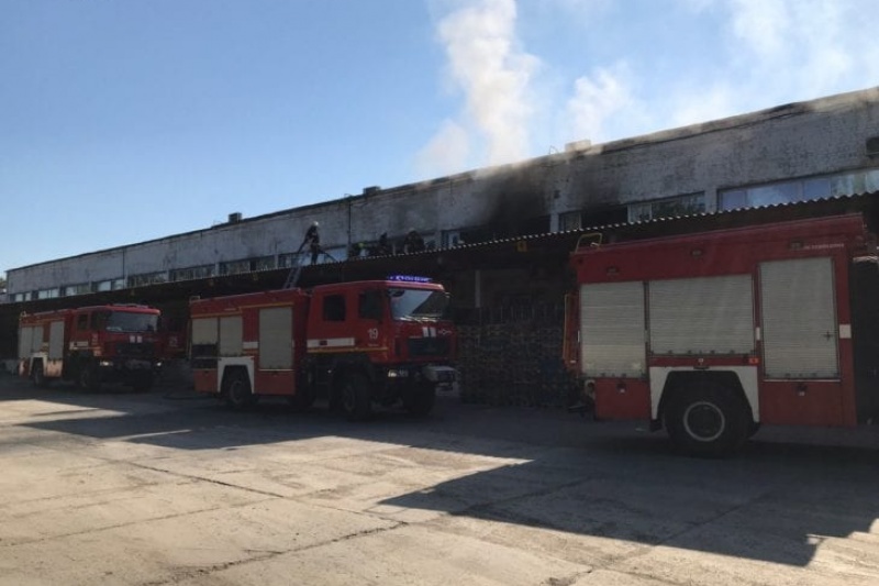 Черный дым столбом и три пожарные машины: в Днепре сильный пожар в складских помещениях