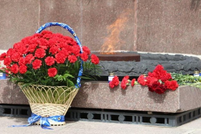 День скорботи і вшанування пам’яті жертв війни в Україні: у Дніпрі поклали квіти до монумента Слави