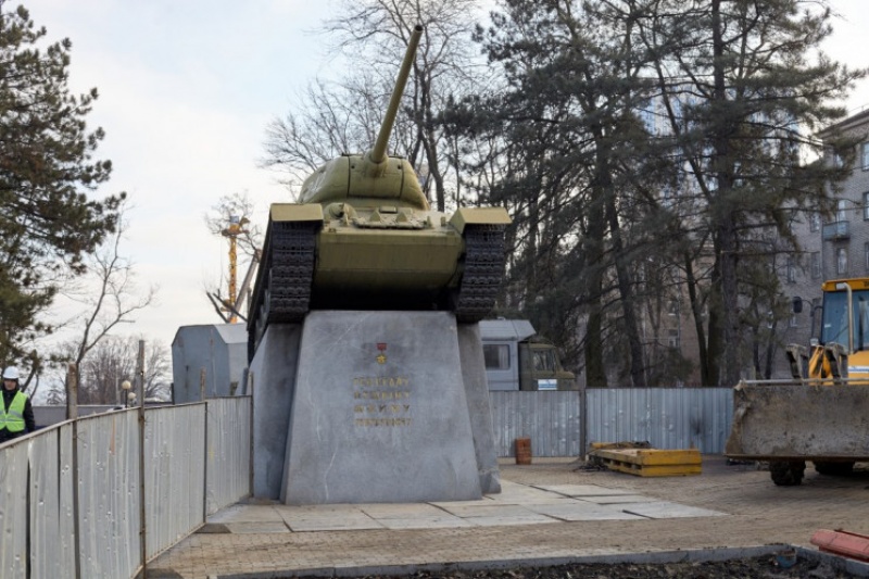 З центру Дніпра вирішили прибрати пам'ятник "Танк"