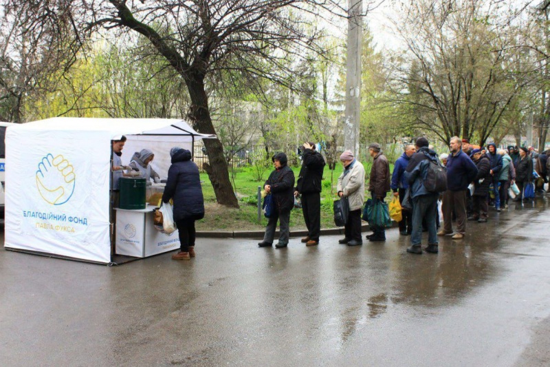 В Харькове жители доведены до крайней степени нищеты и вынуждены стоять в очереди за бесплатным супом