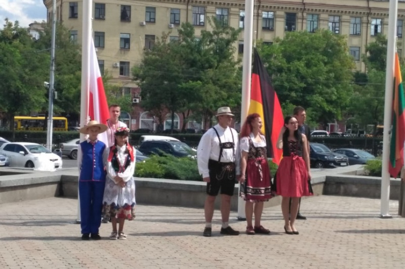 Перед міськрадою Дніпра підняли прапори нацменшин