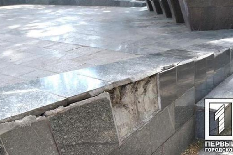 В одном из парков Кривого Рога разрушили плитку на Братской могиле