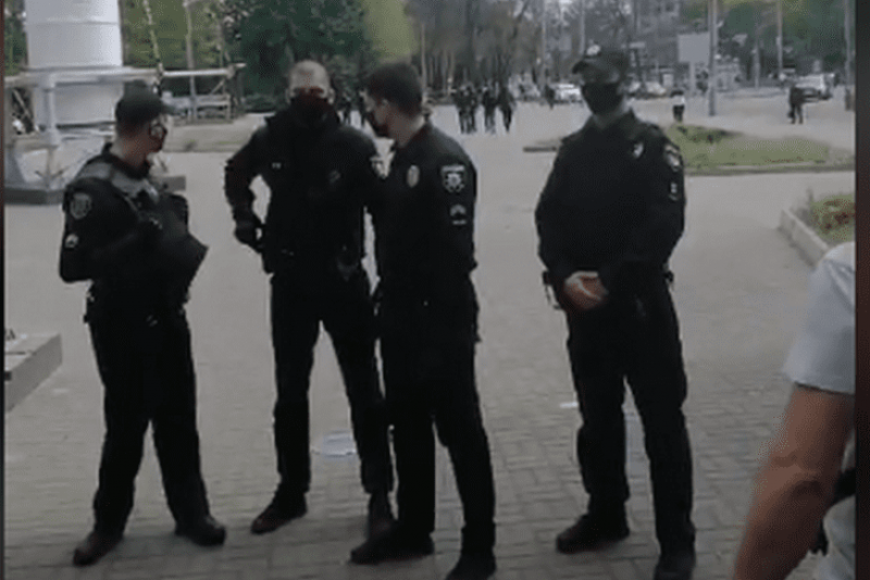 В Днепре возле облсовета было много полиции: скандал с красно-черным флагом