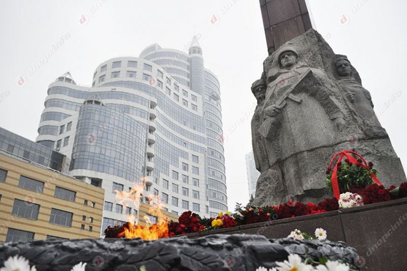 В Днепре подростки осквернили Монумент Славы