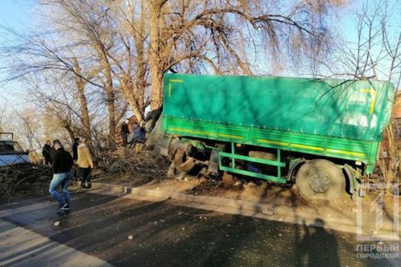Военный грузовик врезался в дерево в Кривом Роге, водителя зажало в кабине